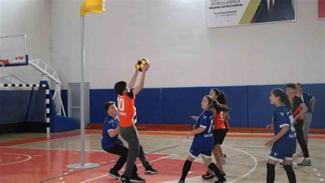Ömer Halisdemir Spor Salonu’nda ilk maç oynandı